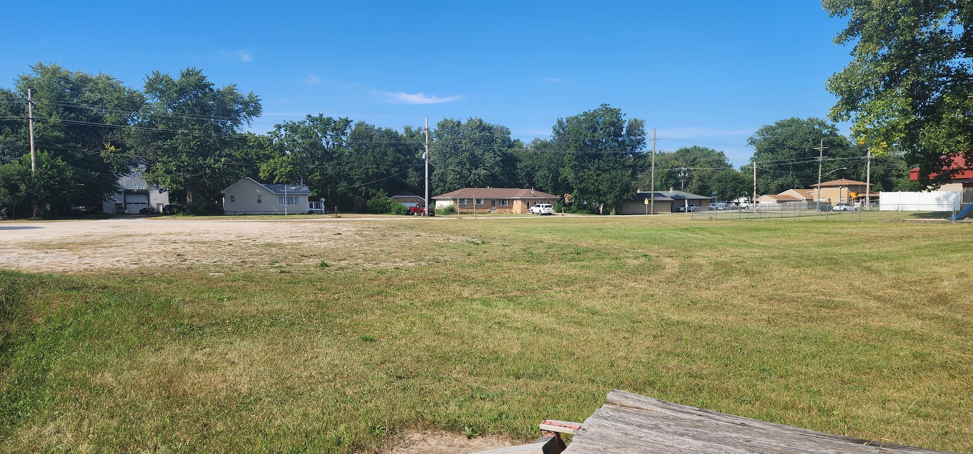 549 West Kennedy Road Braidwood, IL 60408 - Photo 5 of 17 a view of a yard with a house