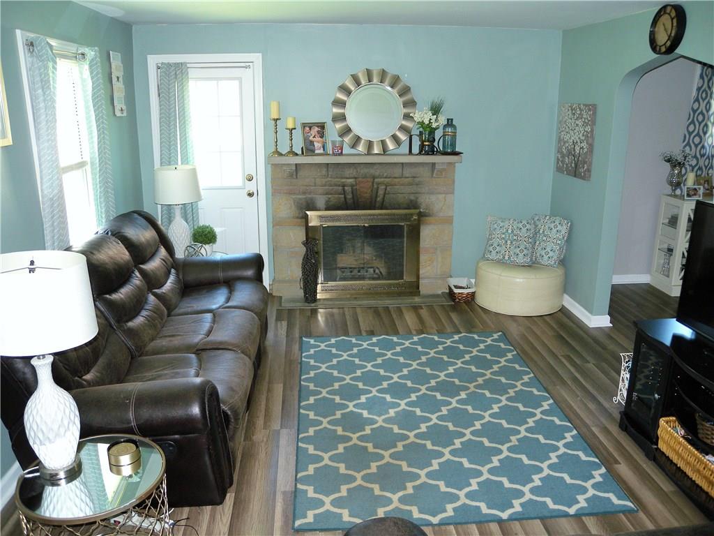 4753 Doyle Road Pittsburgh, PA 15227 - Photo 4 of 25 LIVING ROOM