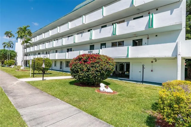 $219,500 | 1101 Northeast 191st Street, Unit H301, Miami, FL 33179