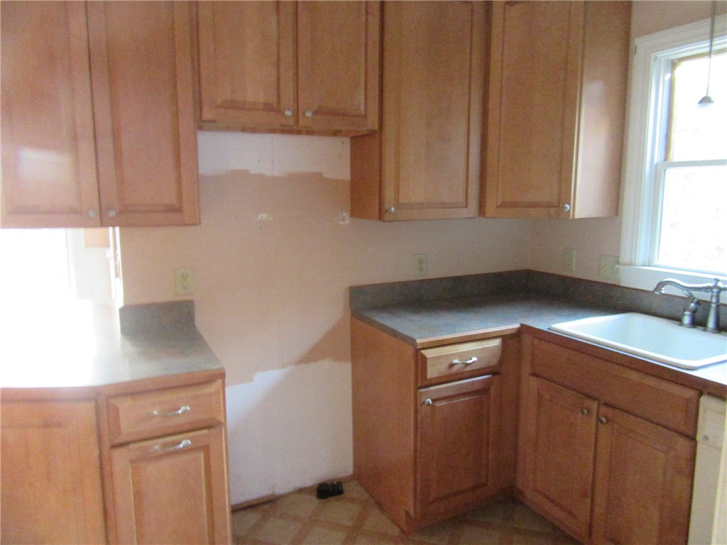 589 Gaskill Street Woonsocket, RI 02895 - Photo 8 of 21