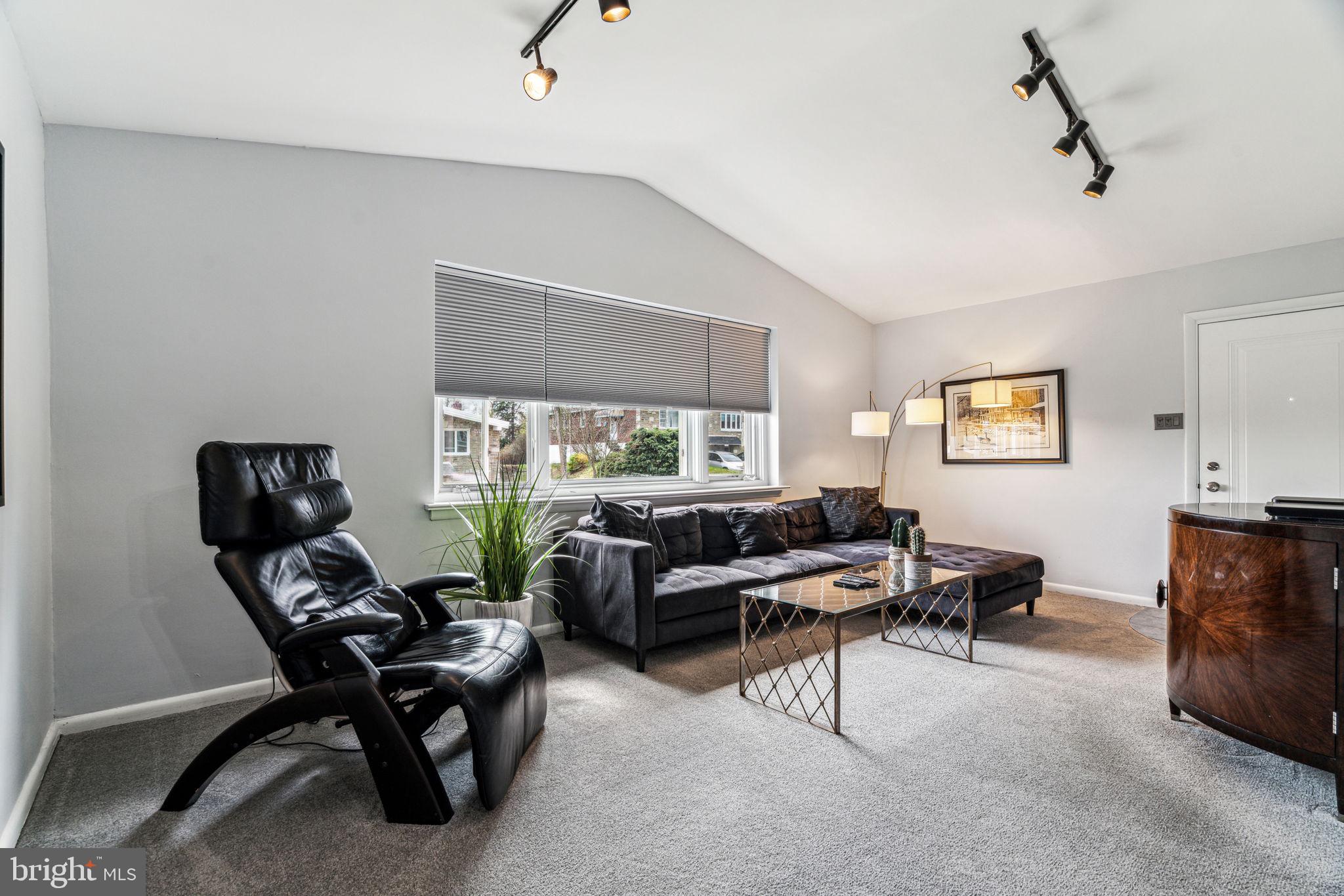 741 Charette Road Philadelphia, PA 19115 - Photo 2 of 28 Living Room