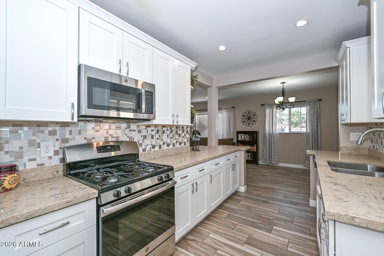 2032 East Cheery Lynn Road Phoenix, AZ 85016 - Photo 7 of 32 Kitchen-Range