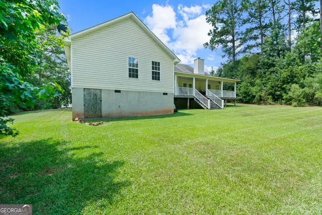 a view of a house with backyard
