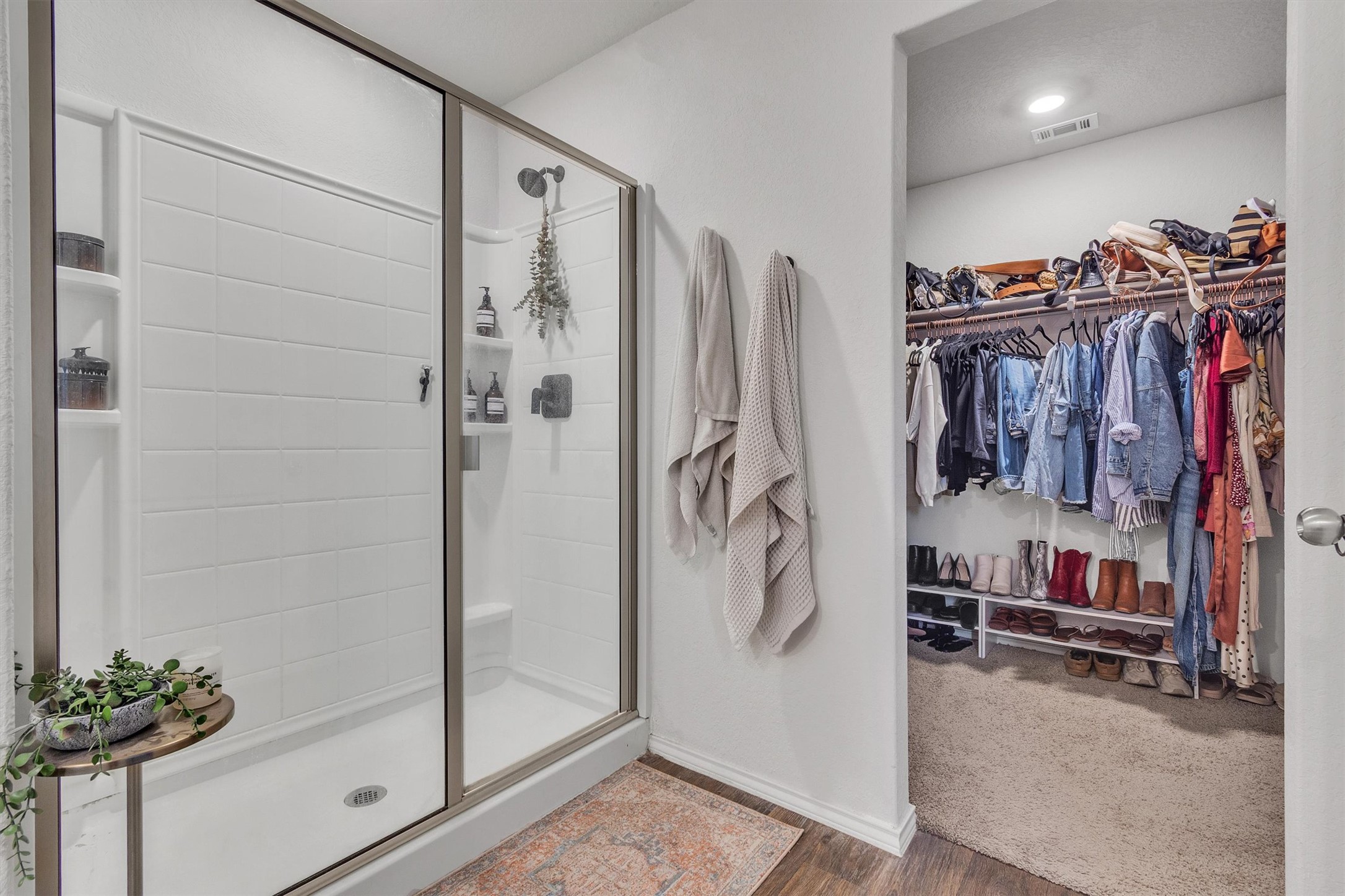 204 Calgary Lane San Marcos, TX 78666 - Photo 14 of 23 Great large shower stall in primary bath.