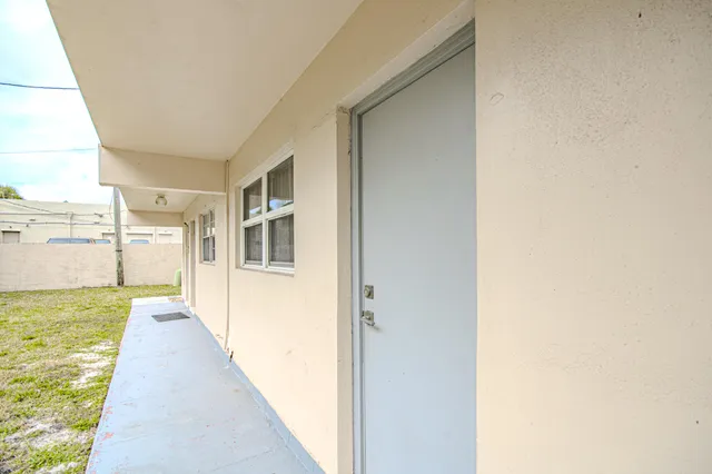 $2,300 | 660 Glouchester Street, Unit 106, Boca Raton, FL 33487