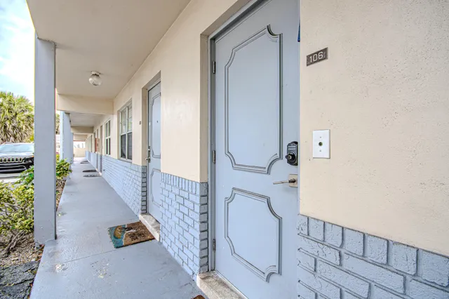 $2,300 | 660 Glouchester Street, Unit 106, Boca Raton, FL 33487