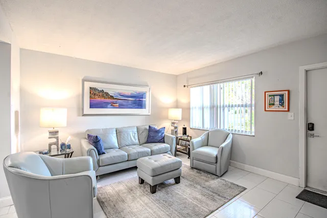 $2,300 | 660 Glouchester Street, Unit 106, Boca Raton, FL 33487