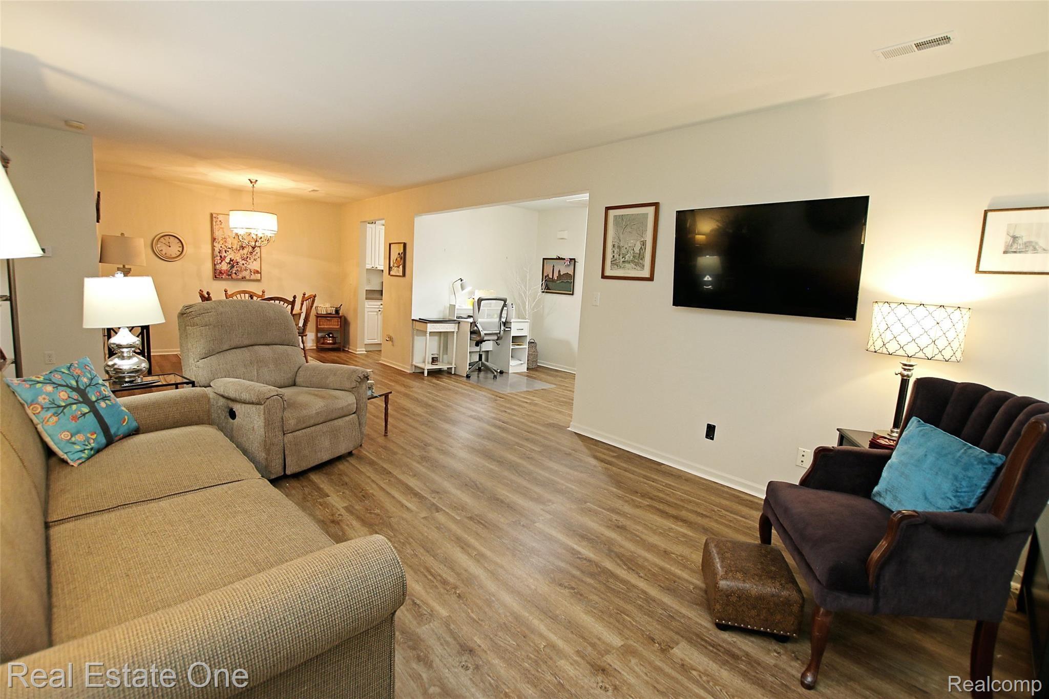 3559 Oakmonte Boulevard Rochester, MI 48306 - Photo 9 of 29 9) Living Room.jpg