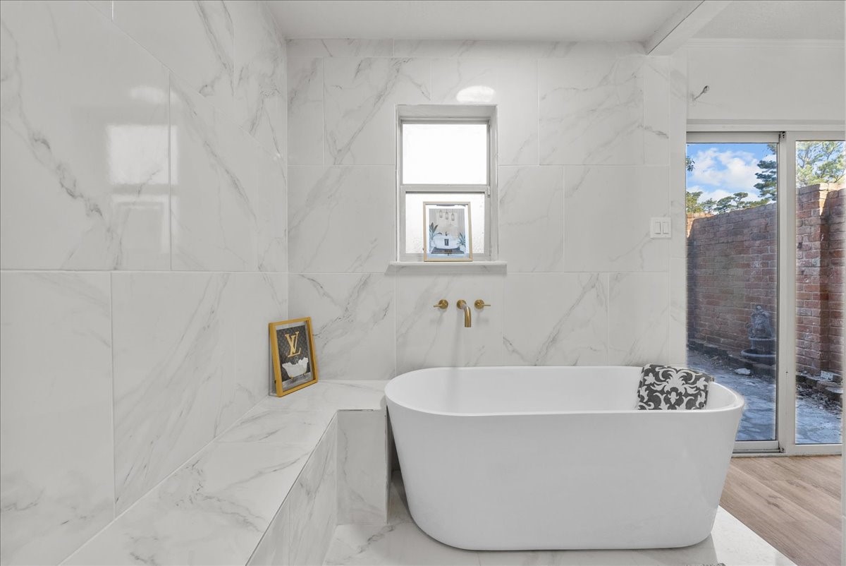 6702 Robinwick Court Spring, TX 77379 - Photo 21 of 41 a bathroom with bathtub and window