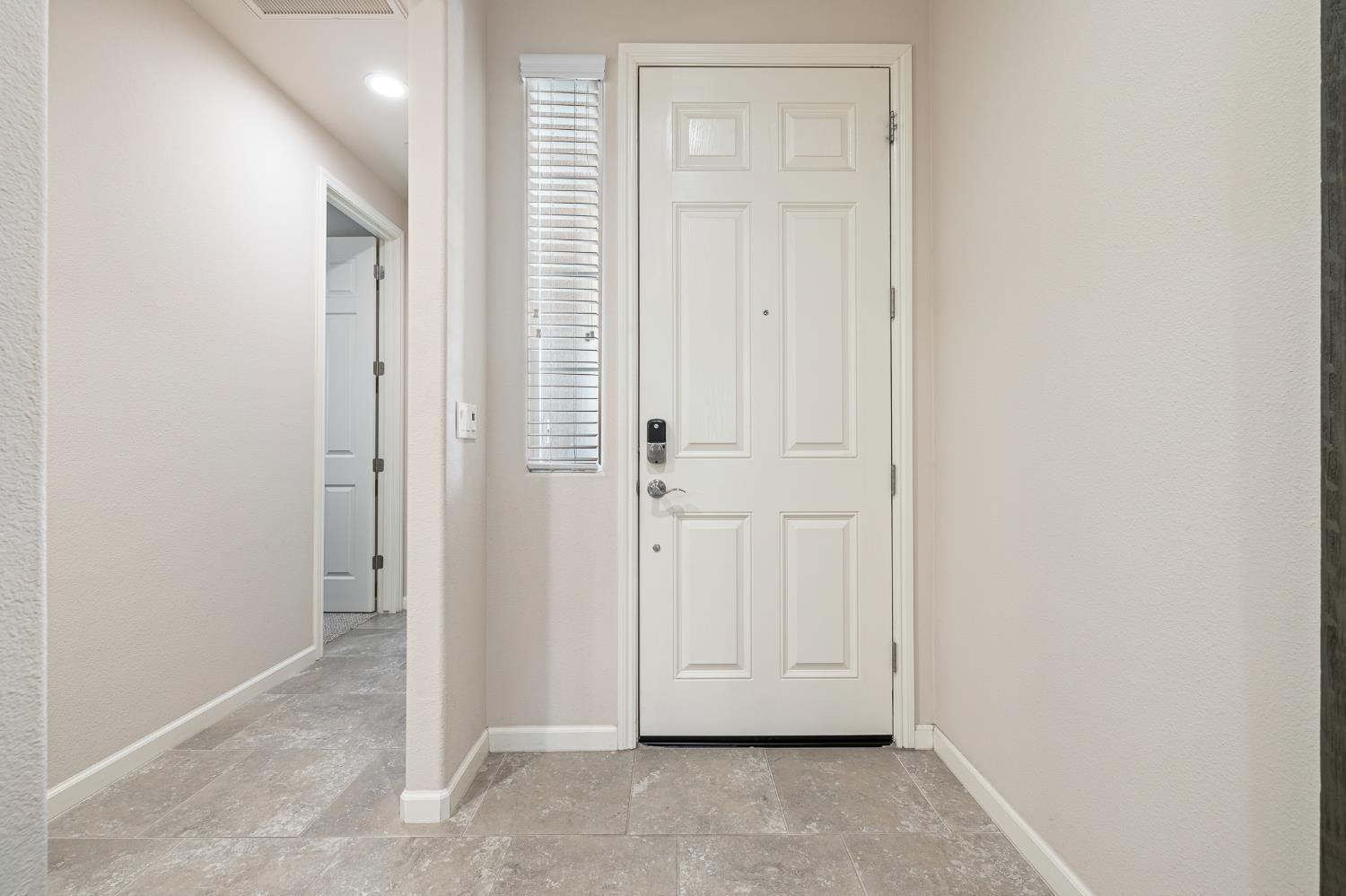 3573 Hermosa Avenue Clovis, CA 93619 - Photo 21 of 42 an empty room with windows