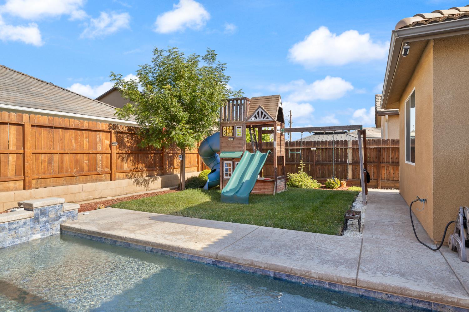 3573 Hermosa Avenue Clovis, CA 93619 - Photo 37 of 42 a view of a house with a entertaining space