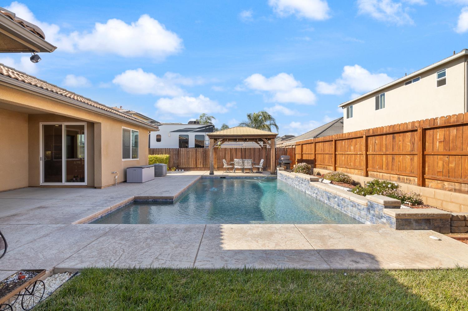 3573 Hermosa Avenue Clovis, CA 93619 - Photo 38 of 42 a view of a swimming pool with a patio