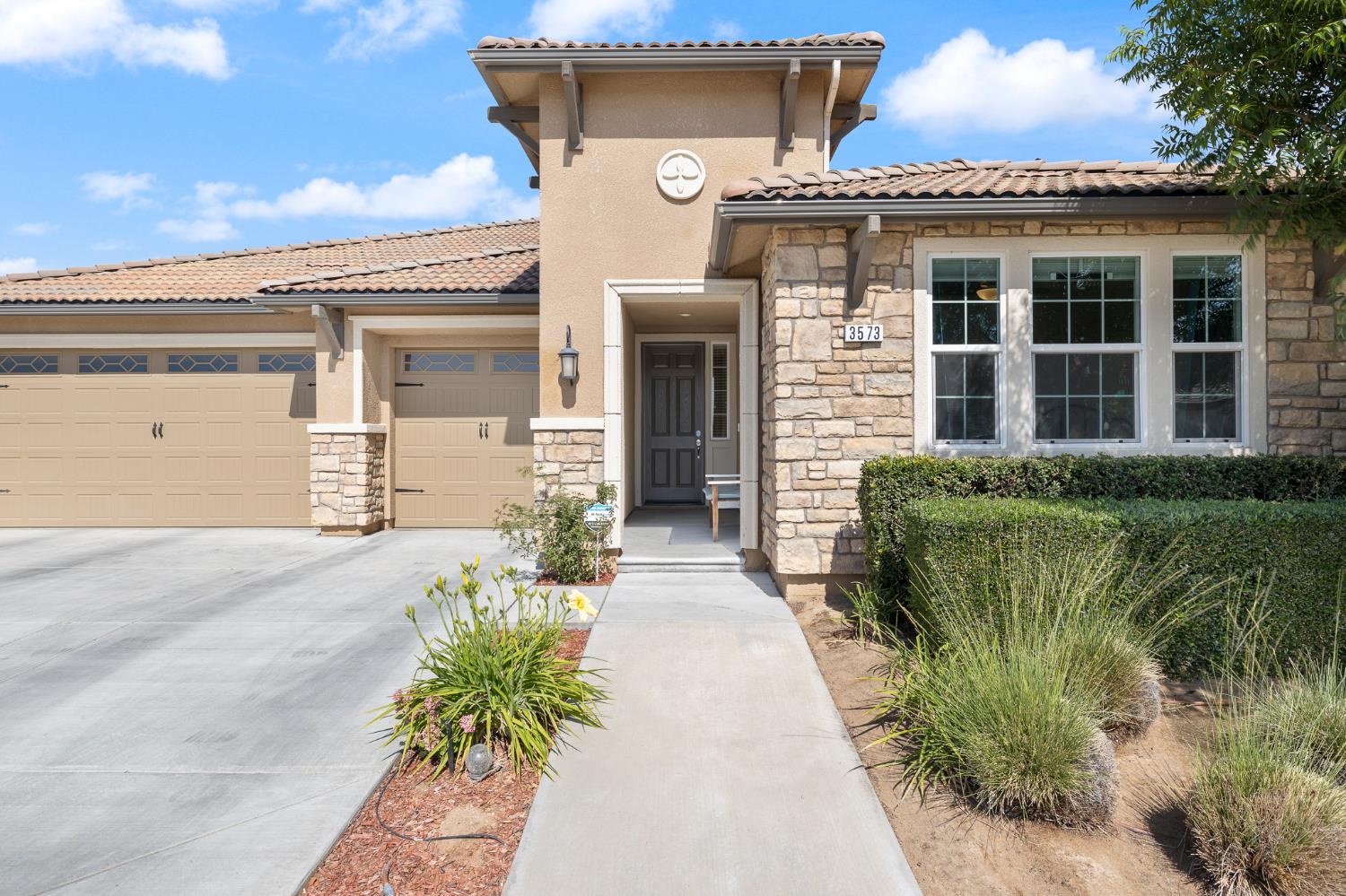 3573 Hermosa Avenue Clovis, CA 93619 - Photo 5 of 42 a front view of a house with a garden