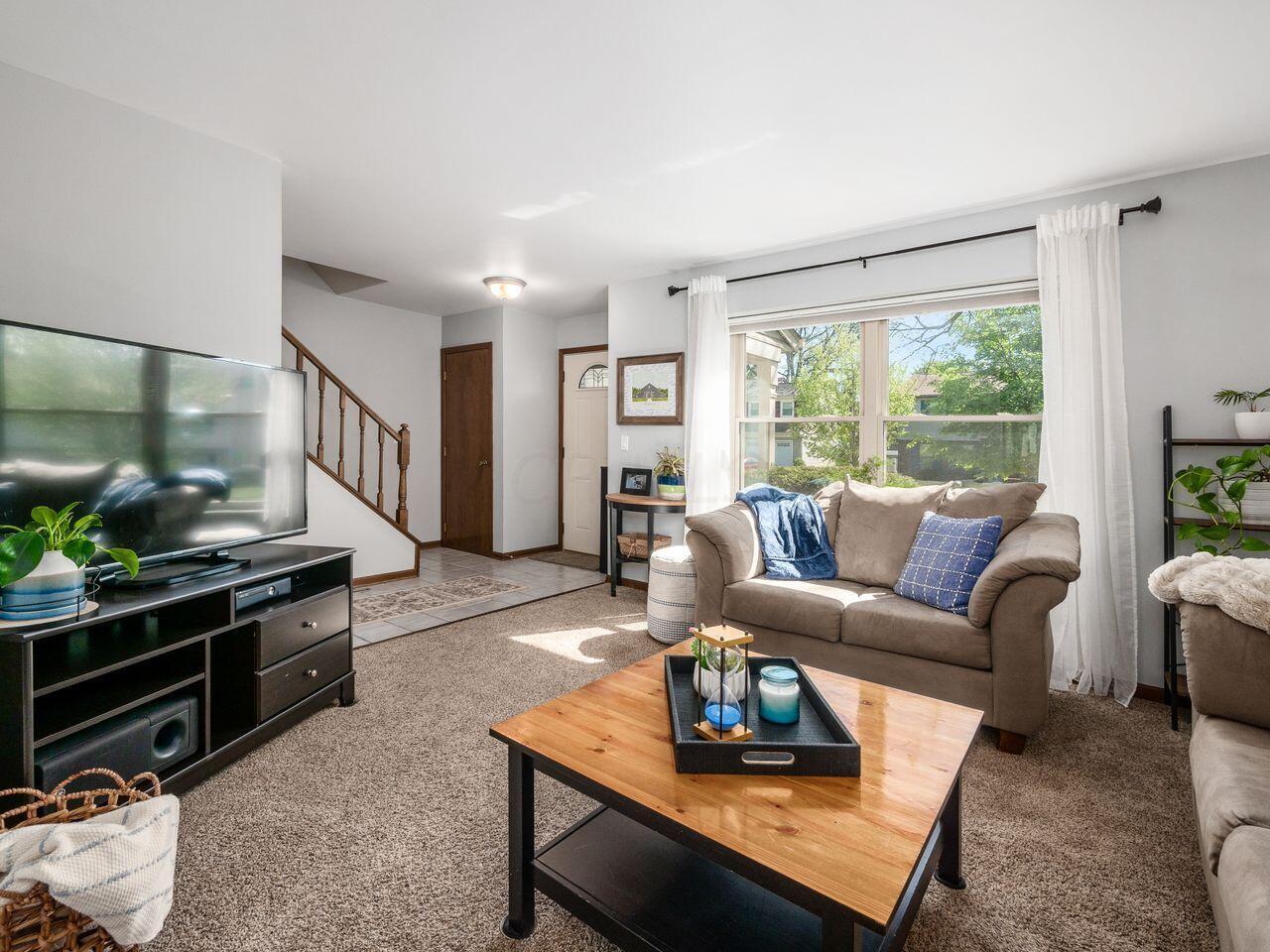 5861 Ravine View Court Columbus, OH 43231 - Photo 10 of 42 Living room