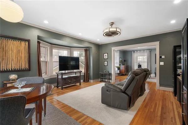 $530,000 | 910 West 33rd Terrace, Kansas City, MO 64111