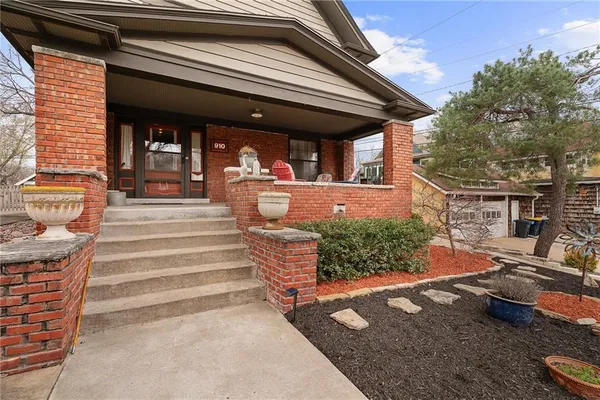 $530,000 | 910 West 33rd Terrace, Kansas City, MO 64111