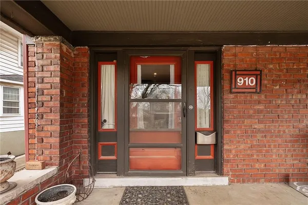 $530,000 | 910 West 33rd Terrace, Kansas City, MO 64111