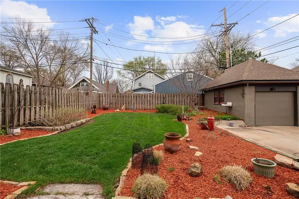$530,000 | 910 West 33rd Terrace, Kansas City, MO 64111