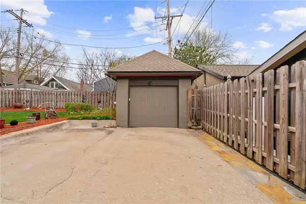$530,000 | 910 West 33rd Terrace, Kansas City, MO 64111