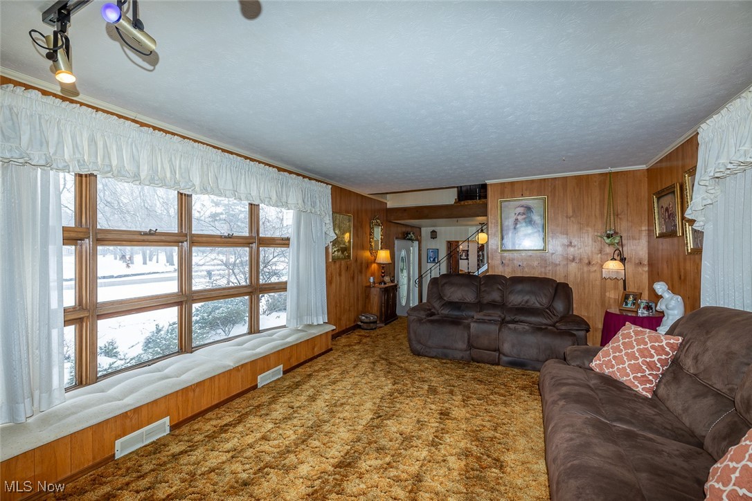 750 Sagamore Road Northfield, OH 44067 - Photo 12 of 37 Living room featuring carpet flooring
