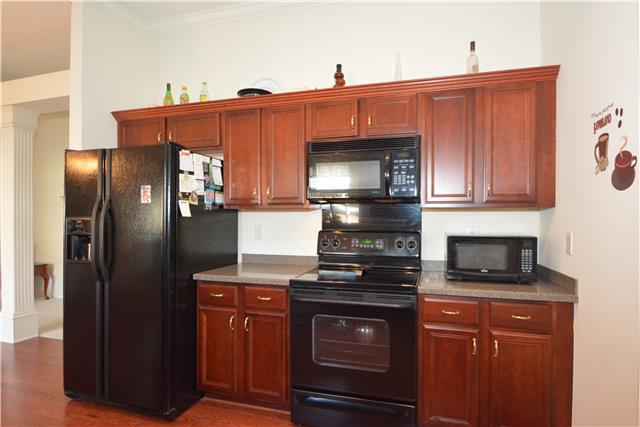 Beautiful maple cabinets for ample storage