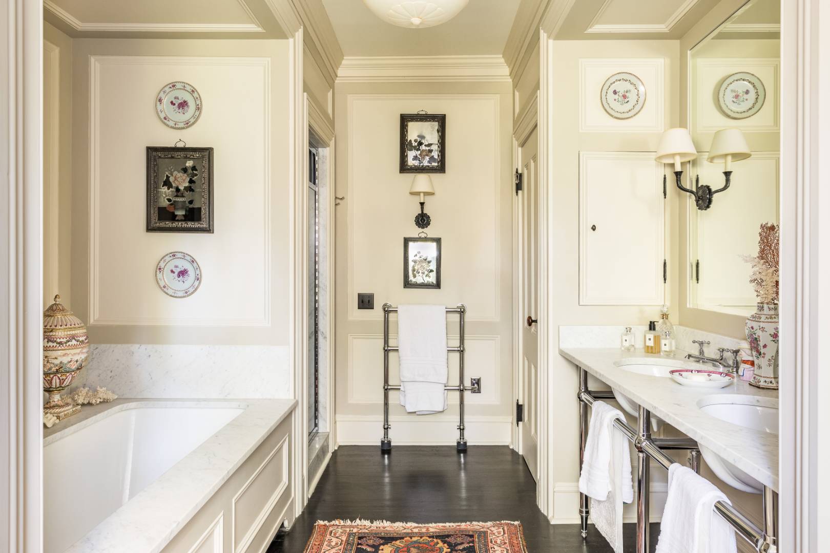 225 First Neck Lane Southampton, NY 11968 - Photo 20 of 32 a bathroom with a tub sink and mirror