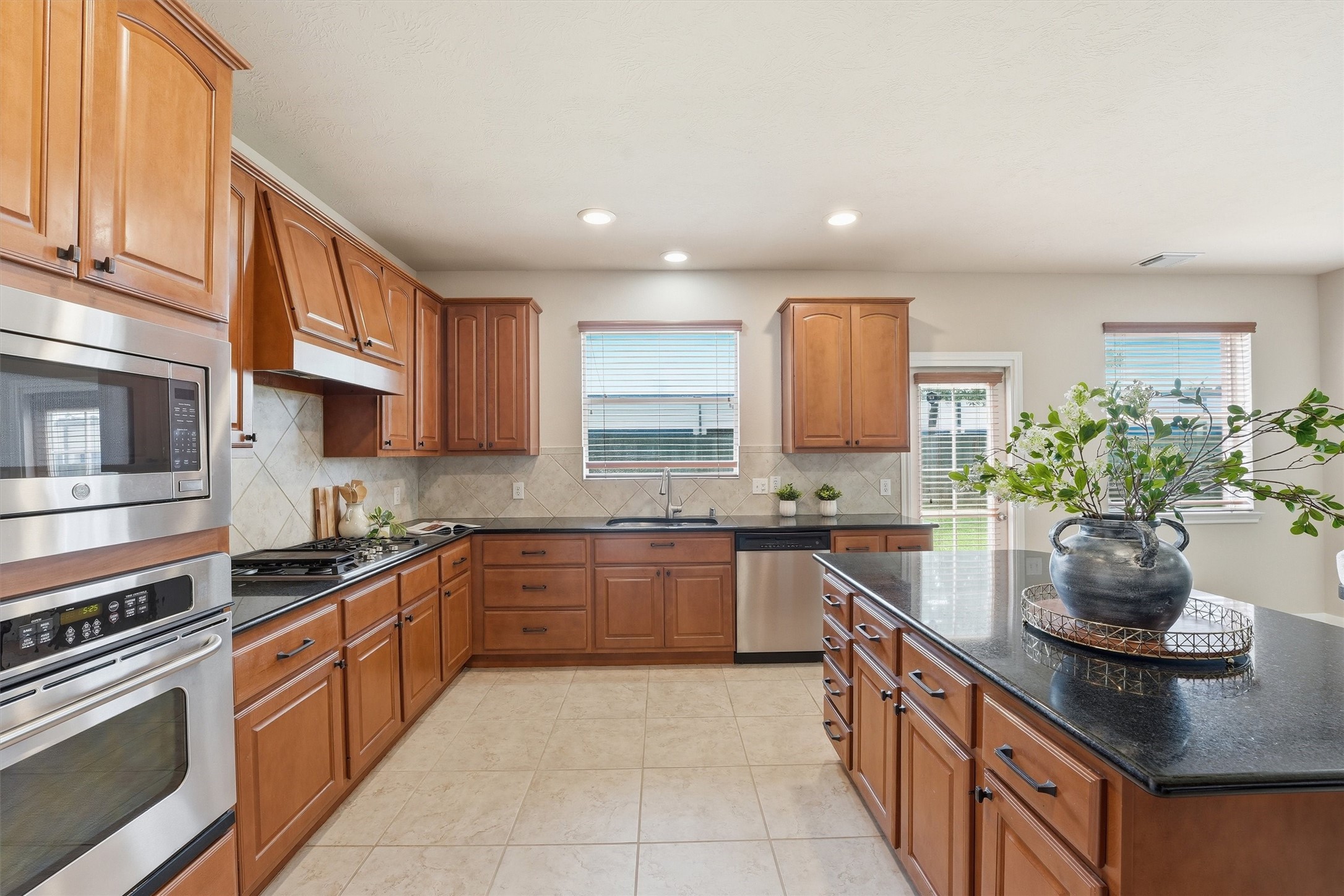 17415 Memorial Mills Drive Spring, TX 77379 - Photo 14 of 37 Double ovens, 42" maple cabinets & 5-burner gas cooktop.