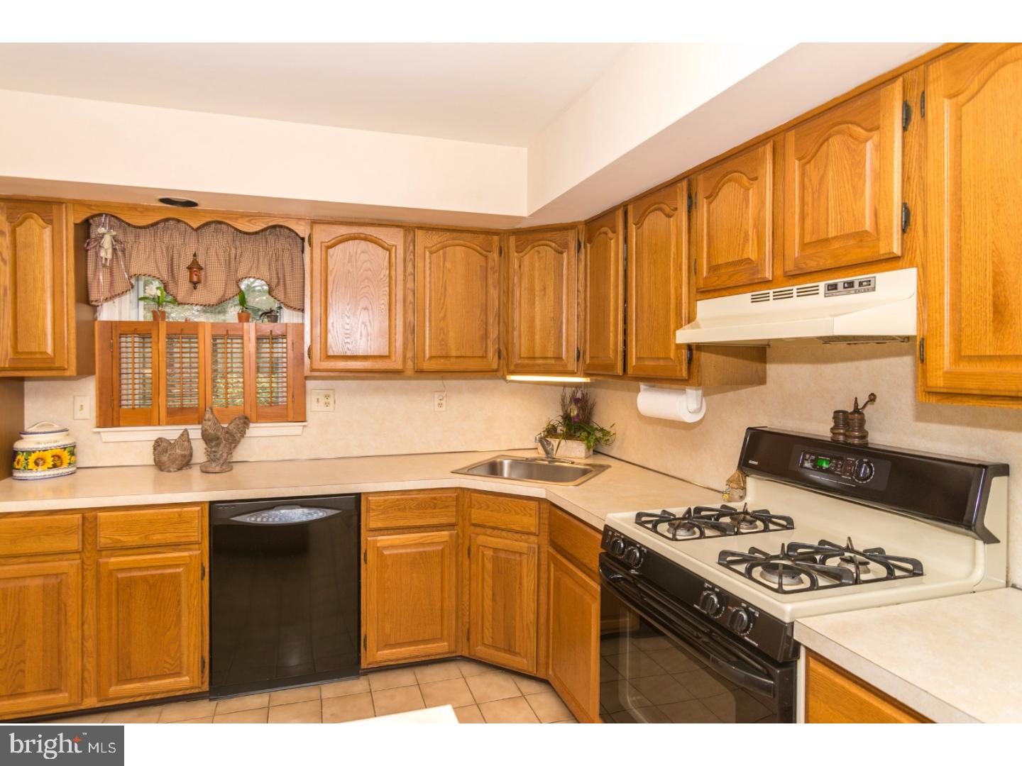 157 Fisher Road Huntingdon Valley, PA 19006 - Photo 3 of 24 Gallery Image 3