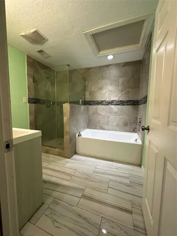 $304,000 | 132 Otter Trail, Lake Jackson, TX 77566