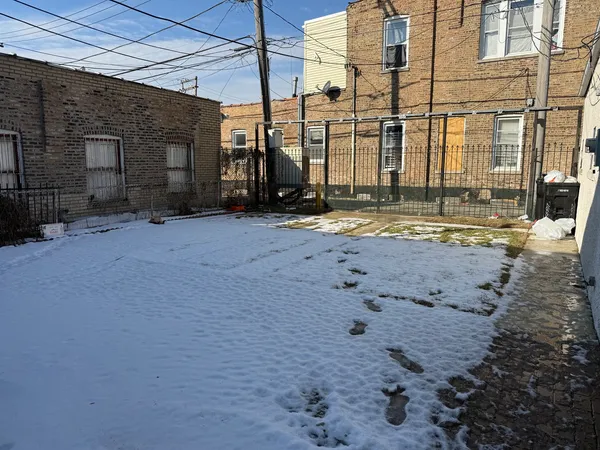 a view of a backyard