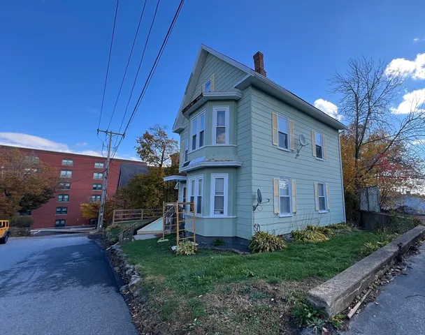 a view of a house with a yard