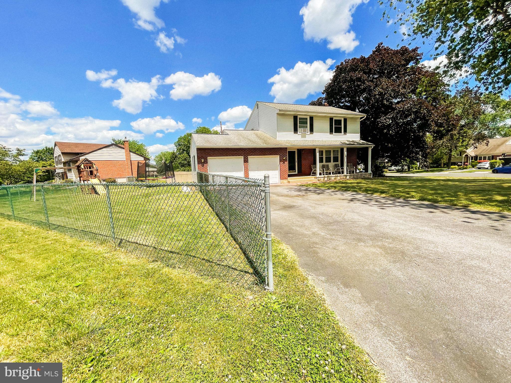 232 Shakespeare Drive Reading, PA 19608 - Photo 3 of 43