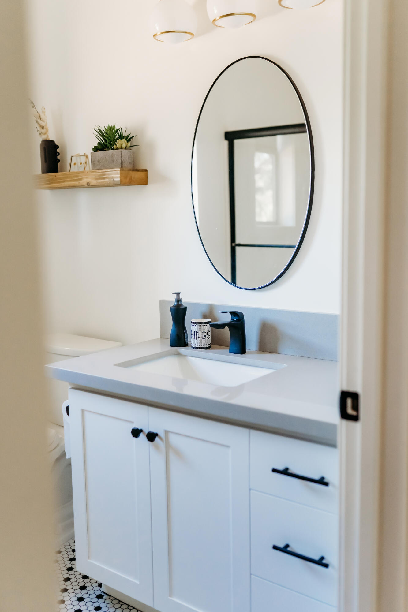 21510 Old Alturas Road Redding, CA 96003 - Photo 19 of 36 Hall Bathroom