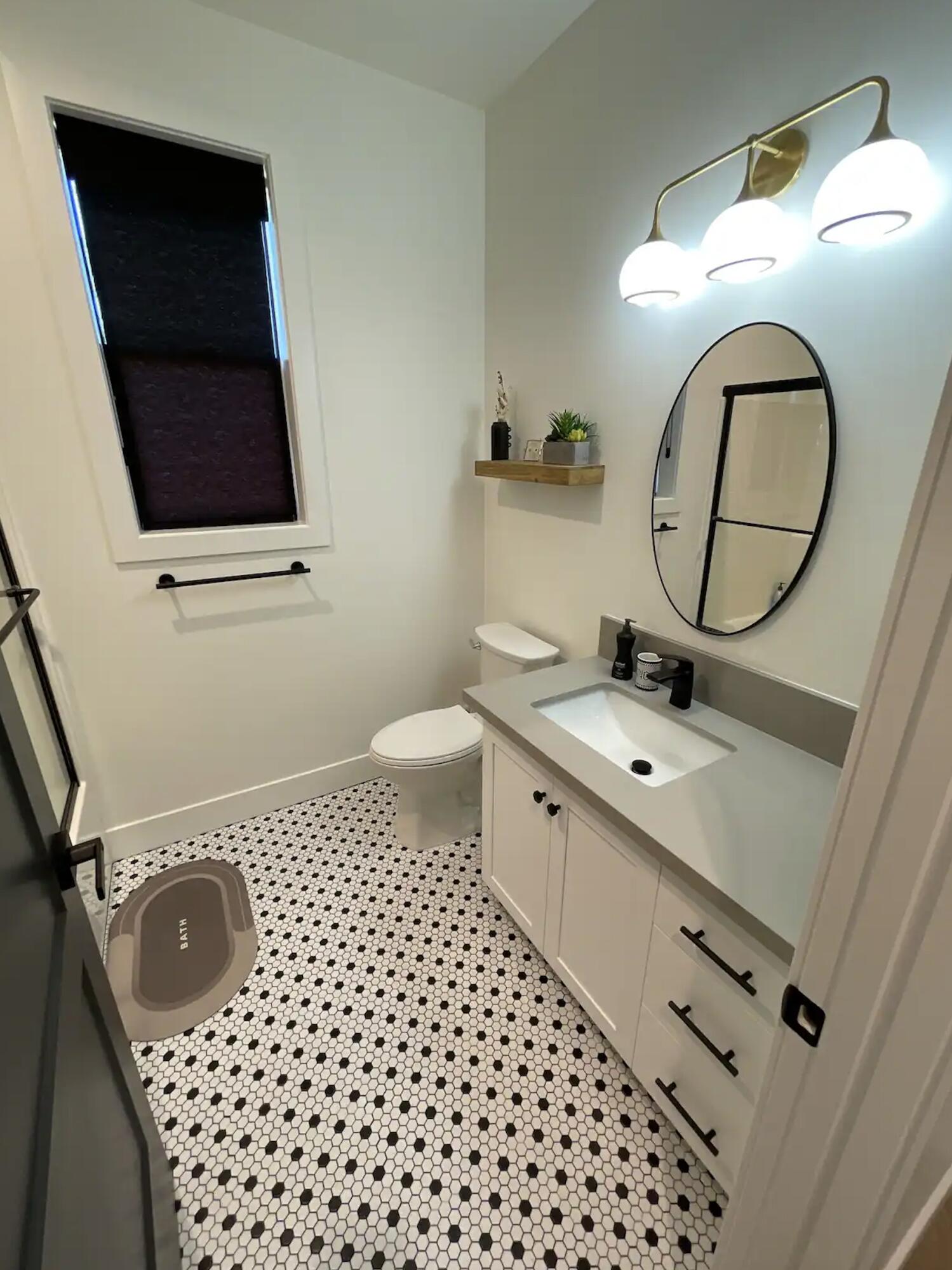 21510 Old Alturas Road Redding, CA 96003 - Photo 20 of 36 Hall Bathroom