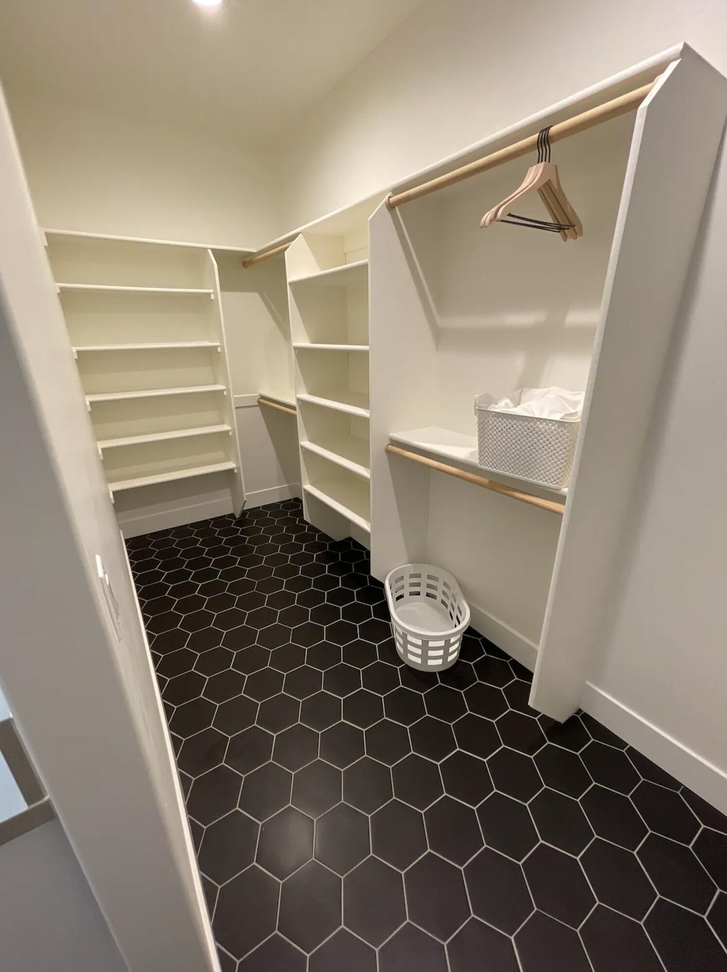21510 Old Alturas Road Redding, CA 96003 - Photo 25 of 36 Master Bedroom Closet