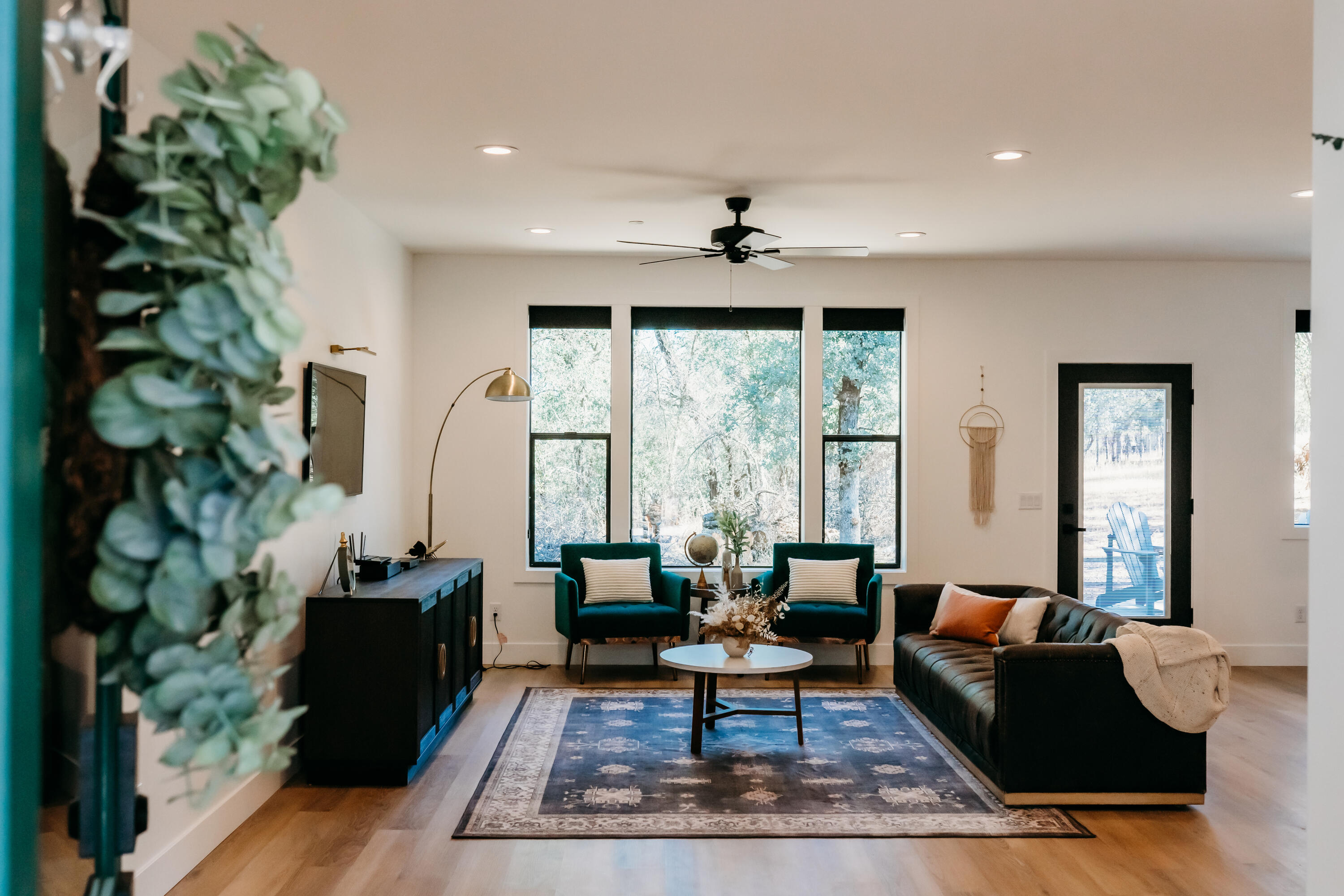 21510 Old Alturas Road Redding, CA 96003 - Photo 5 of 36 Living Room