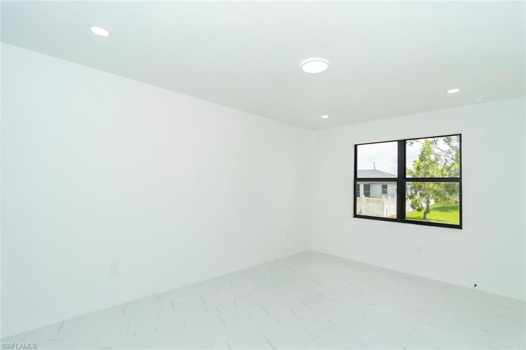 3810 29th Street Southwest Lehigh Acres, FL 33976 - Photo 29 of 48 an empty room with a window