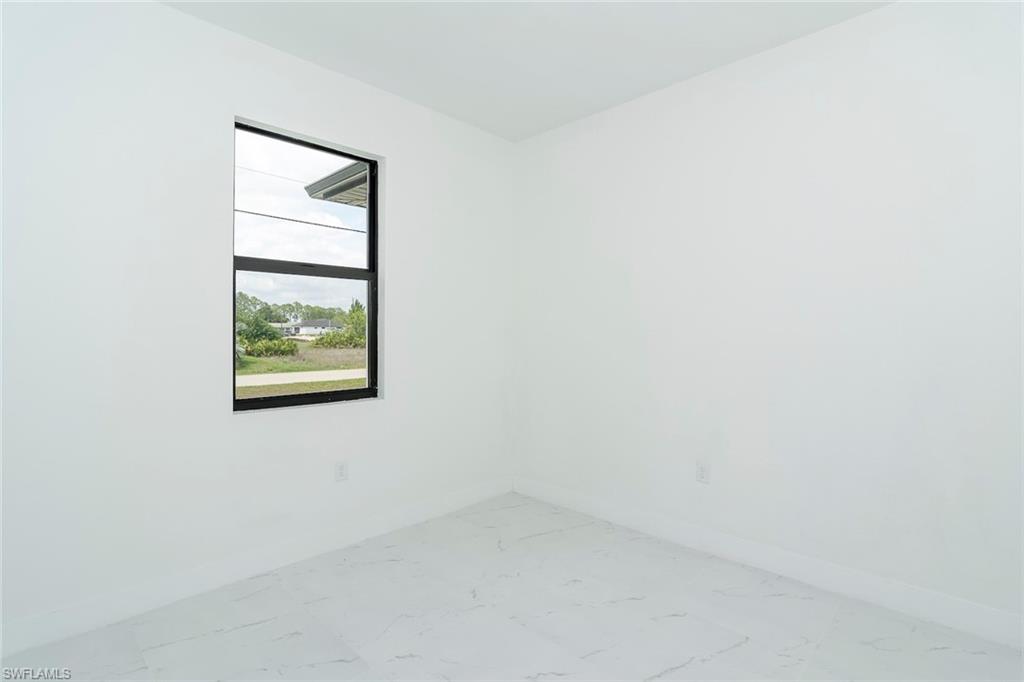 3810 29th Street Southwest Lehigh Acres, FL 33976 - Photo 32 of 48 an empty room with a window