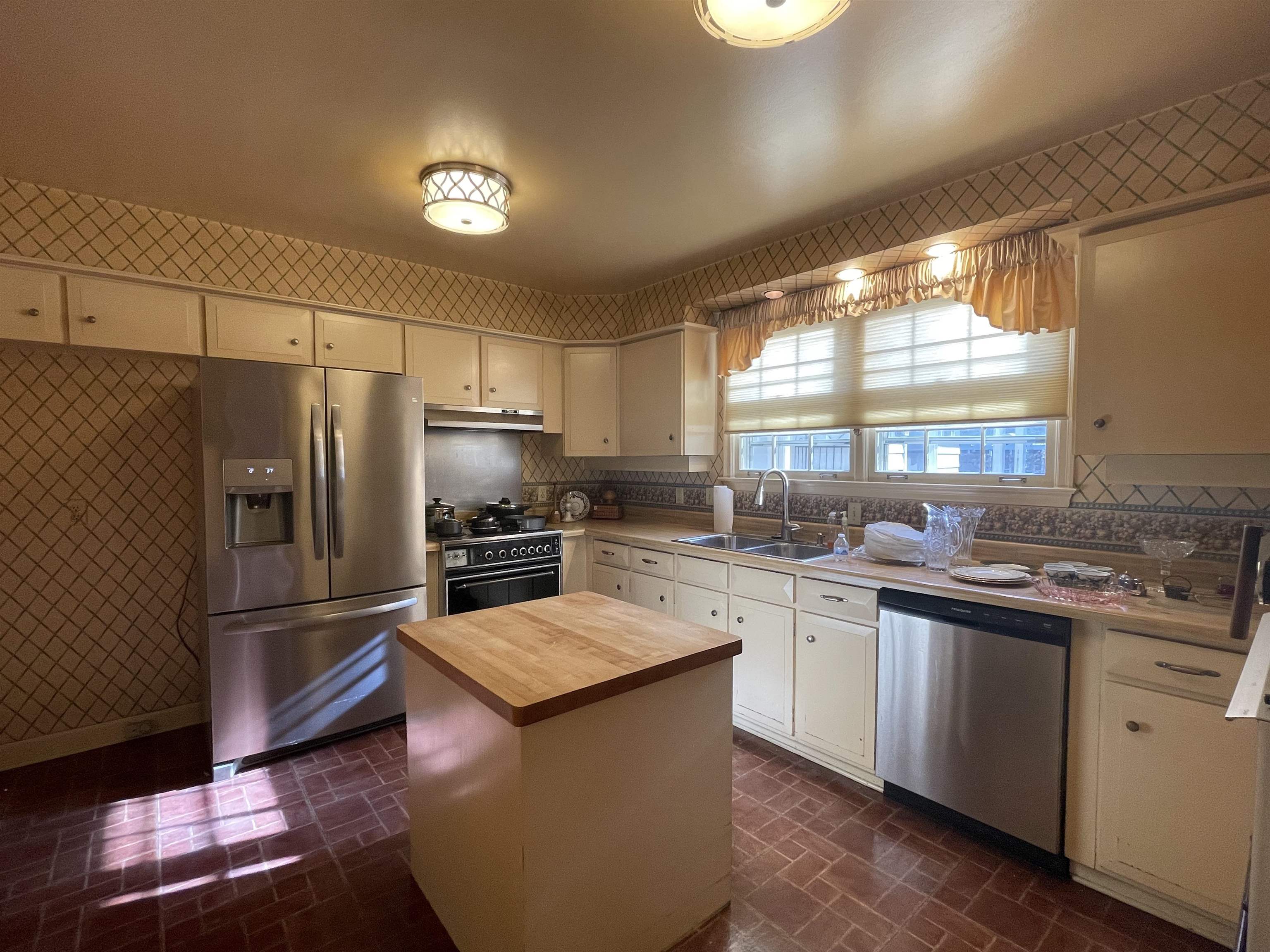 4477 Tall Trees Drive Memphis, TN 38117 - Photo 9 of 25 a kitchen with a sink and stainless steel appliances