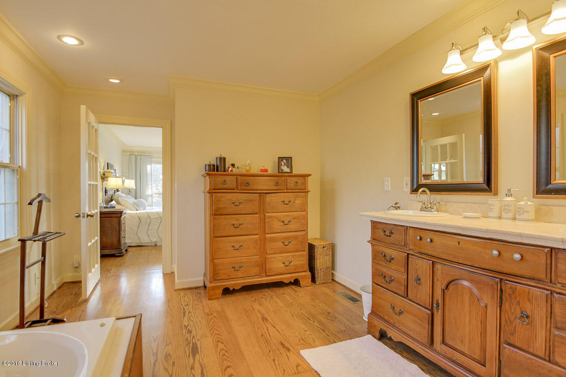 1814 Round Ridge Road Louisville, KY 40207 - Photo 15 of 36 0049