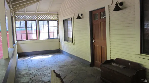 a view of livingroom with furniture