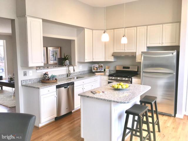 20510 Willoughby Square Sterling, VA 20165 - Photo 5 of 10 Kitchen
