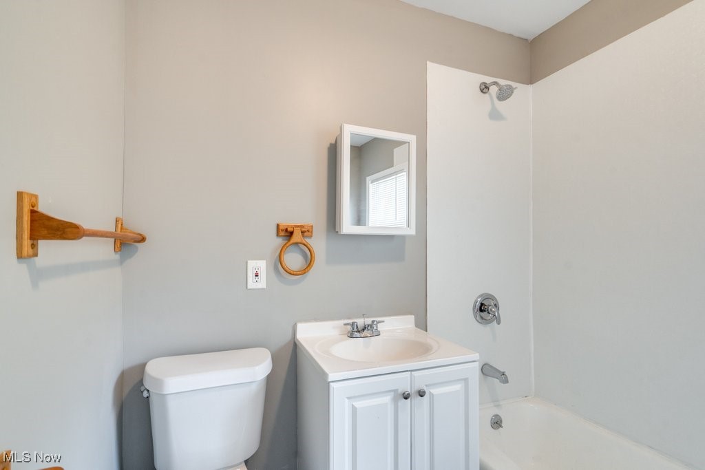 1261 Rozelle Avenue Cleveland, OH 44112 - Photo 22 of 32 Full bathroom featuring washtub / shower combination, vanity, and toilet
