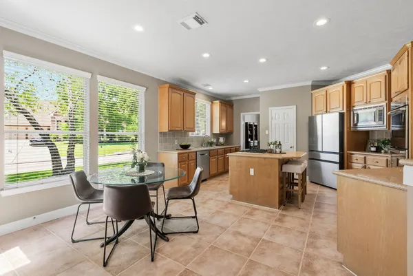$910,000 | 11 Mirror Ridge Court, The Woodlands, TX 77382