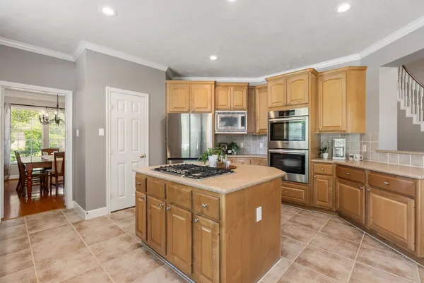 $910,000 | 11 Mirror Ridge Court, The Woodlands, TX 77382