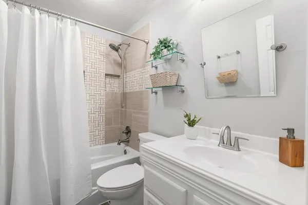 $910,000 | 11 Mirror Ridge Court, The Woodlands, TX 77382