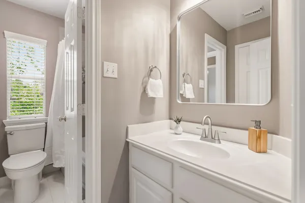 $910,000 | 11 Mirror Ridge Court, The Woodlands, TX 77382