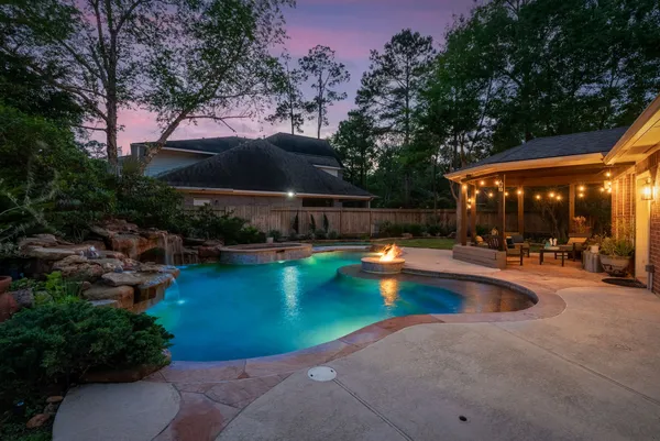 $910,000 | 11 Mirror Ridge Court, The Woodlands, TX 77382