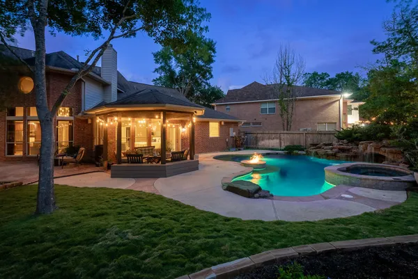 $910,000 | 11 Mirror Ridge Court, The Woodlands, TX 77382
