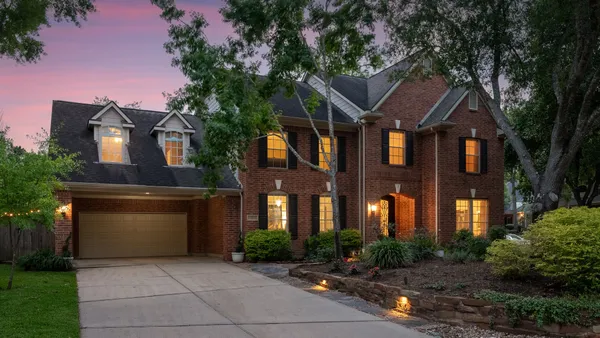 $910,000 | 11 Mirror Ridge Court, The Woodlands, TX 77382